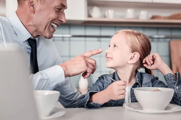 Hombre alegre jugando con su hija — Foto de Stock