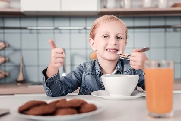 Chica bonita disfrutando de su comida — Foto de Stock