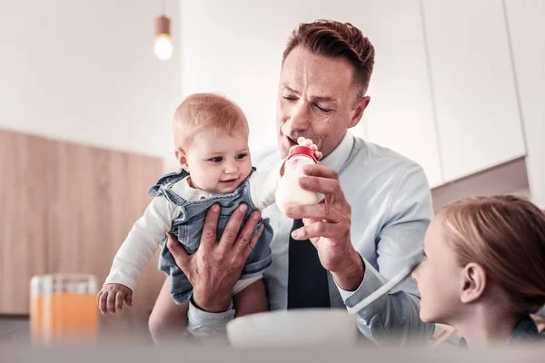 Bewusste männliche Person, die ihre Kinder erzieht — Stockfoto