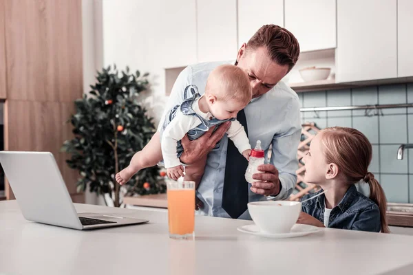 Baby pojke tar flaskan med mjölk — Stockfoto