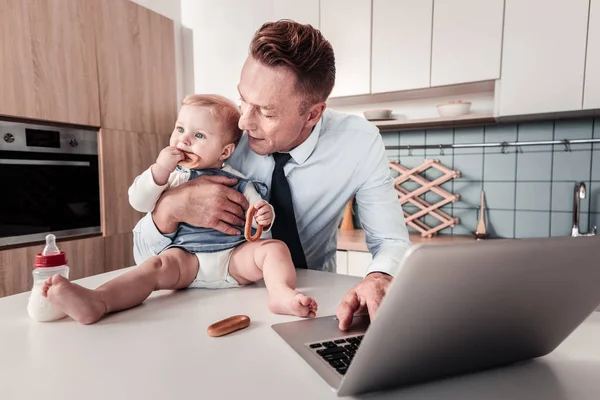 Positiv beglückter Mann umarmt seine Tochter — Stockfoto