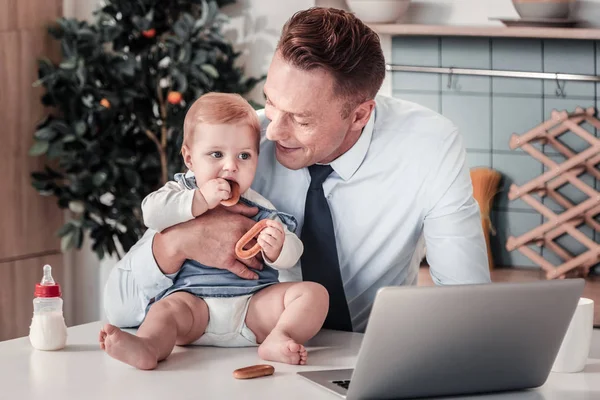 Gelukkige mannelijke persoon kijken naar zijn kind — Stockfoto