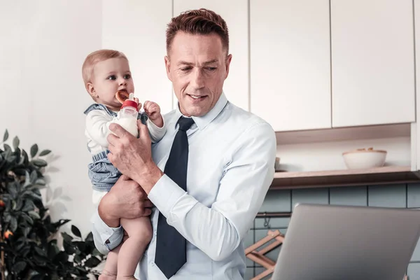 Encantado homem pessoa olhando para o computador — Fotografia de Stock