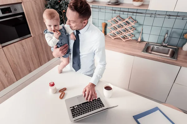 Imagem de vista superior do homem feliz que olhando para seu filho — Fotografia de Stock