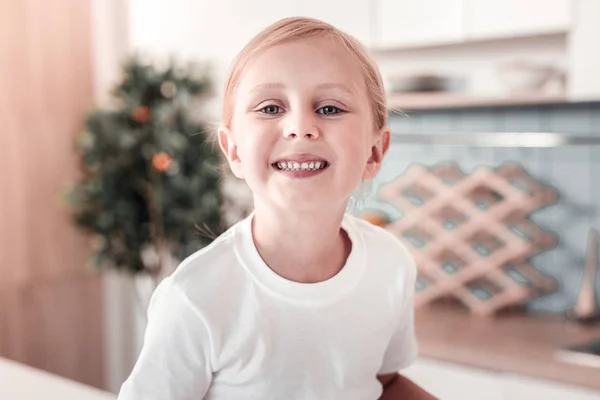 Portrait of funny girl that posing on camera — Stock Photo, Image