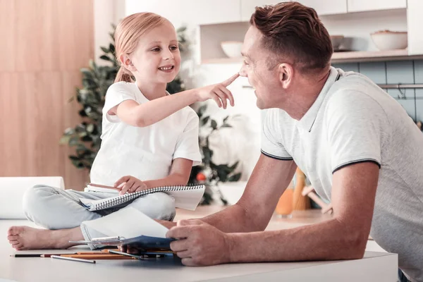 Positiv glad flicka som leker med hennes pappa — Stockfoto