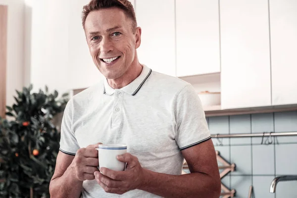 Retrato del hombre guapo que bebe té — Foto de Stock