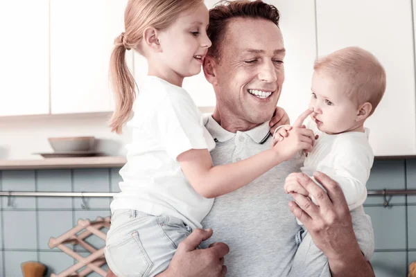 Agradable hombre jugando con sus hijos —  Fotos de Stock