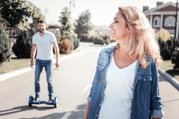 Stupito bella donna sorridente e rivolgendosi a suo marito . — Foto Stock