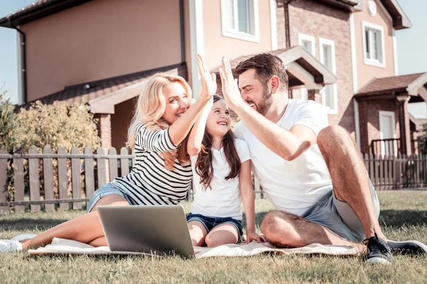 Одних семь других пять. Семья руки. Дружба картинки красивые. Несколько лиц. Друзья на закате.