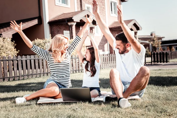 Verbaasd gelukkige ouders tijd doorbrengen met dochter en vreugde. — Stockfoto