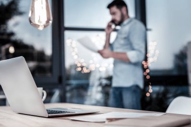 Ergonomik modern dizüstü döşeme ve açık olmak.