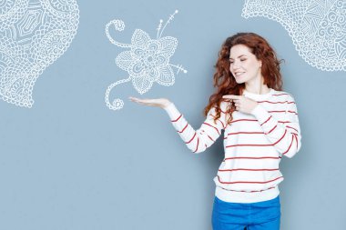 Yetenekli tasarımcı güzel süsleme gösterilen süre gülümseyen