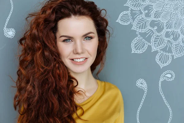 Hermosa joven actriz sonriendo al posar para una foto — Foto de Stock