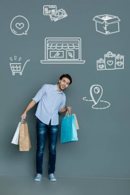 Online alışveriş ve gülümseyen duygu neşeli kişi memnun