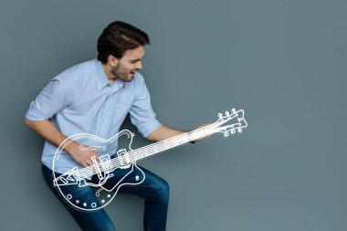 Yeni şarkısıyla pratik ve gülümseyen heyecan gitar çalan