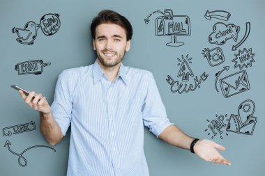 Bir akıllı telefon tutarak ve hızlı Mesajları zevk neşeli öğrenci