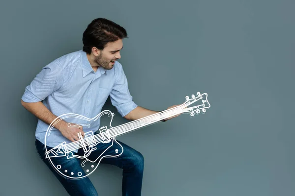 Opgewonden gitarist beoefenen zijn nieuw lied en glimlachen — Stockfoto