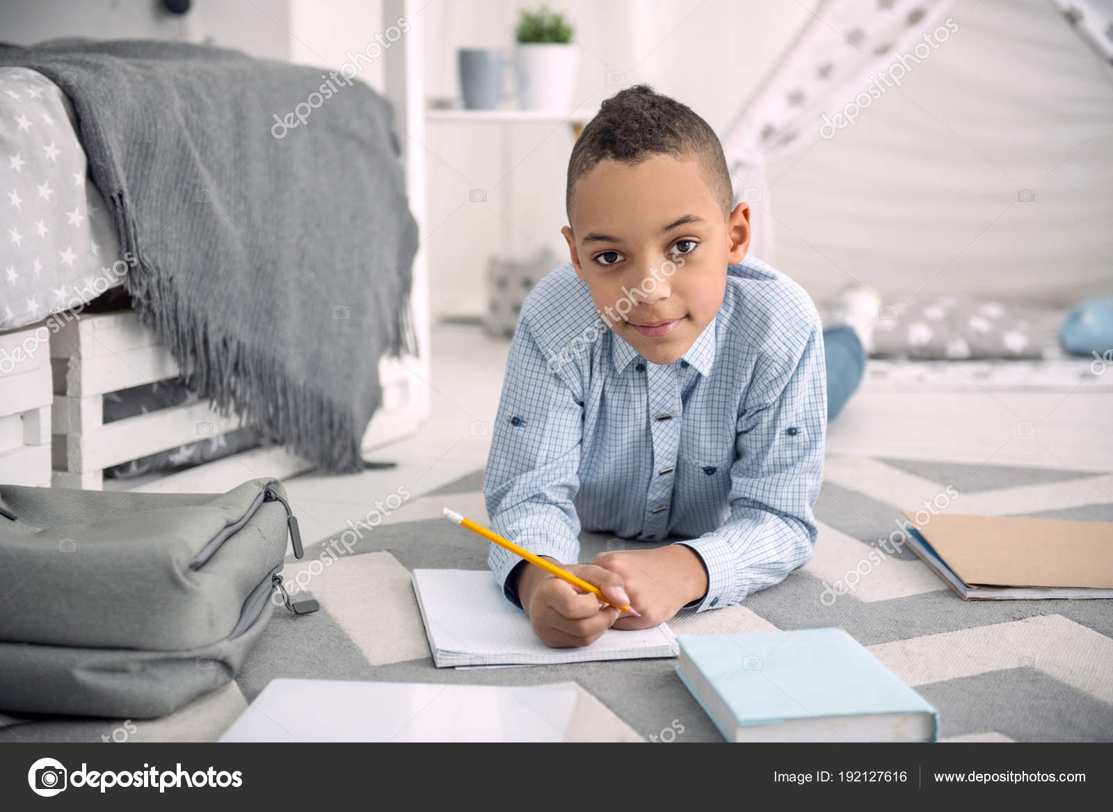 Работа мальчика была выполнена. Clever boy. Мальчик делает очень сложное домашнее задание. Работа мальчика была выполнена. Мальчик делает уроки фото дома.