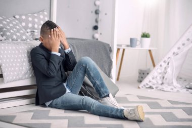 Küçük afro Amerikan çocuk okul atlama