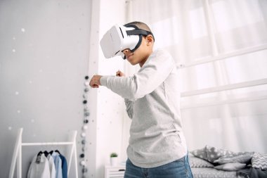 VR içinde mücadele odaklanmış özenli çocuk