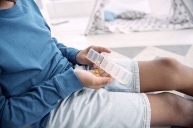 Afro Amerikan çocuklar elleri ilaç alma