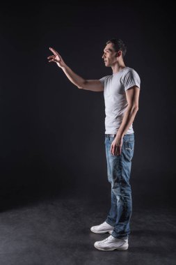 Duyusal panelinin önünde ayakta ciddi akıllı adam