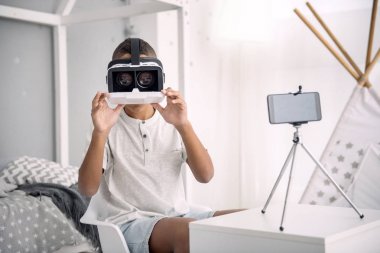İyi bir çocuk blogger VR içinde çeker