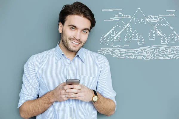 Feliz empleador sonriendo mientras sueña con ver las montañas — Foto de Stock