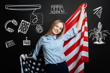 Amerikan Üniversitesi girdikten sonra ABD bayrağı tutarak olumlu öğrenci