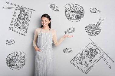Genç ilk kez suşi yemek yaparken iyi hissediyorum yemek