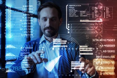 Neşeli programcı yeni bir programla çalışırken etkilendim arıyorsunuz