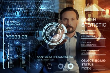 Deneyimli programcılar istatistikleri ile çalışma sırasında ekrana bakarak