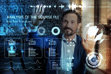 Şeffaf ekrana bakarak ve tatmin hissi gülümseyen programcısı