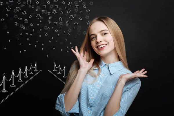 Jovem sorrindo e sonhando em visitar eventos de tapete vermelho — Fotografia de Stock