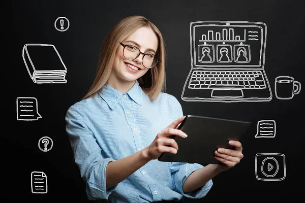 Estudiante inteligente sosteniendo una mesa moderna y preparándose para una prueba — Foto de Stock