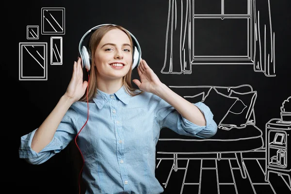 Szczęśliwa dziewczyna, słuchanie muzyki, będąc w jej sypialni — Zdjęcie stockowe
