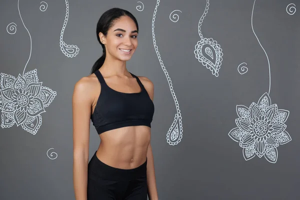 Joven mujer emocional sonriendo antes de comenzar su entrenamiento —  Fotos de Stock