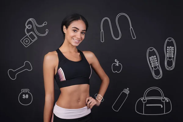 Mujer alegre sonriendo y buscando listo para su entrenamiento —  Fotos de Stock