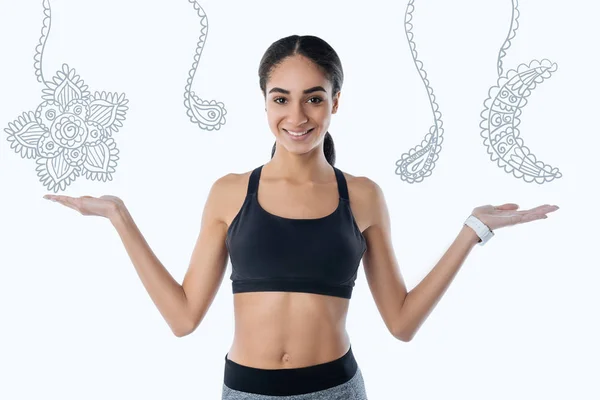 Calma hermosa mujer sonriendo y sintiéndose tranquilo —  Fotos de Stock