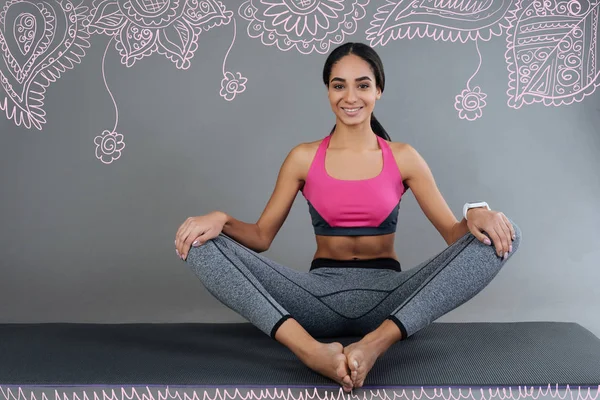 Instructora de yoga calificada sonriendo mientras espera a sus pupilas — Foto de Stock