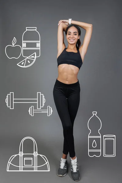 Slim fitness tränare står och visar hennes god form — Stockfoto