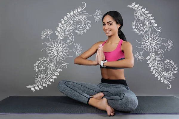 Bella insegnante di yoga seduto da solo e sorridente mentre si rilassa — Foto Stock