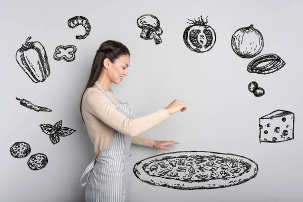 Studente positivo in piedi da solo durante la cottura della pizza — Foto Stock