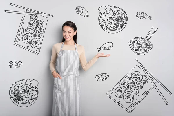 Junge Köchin fühlt sich beim ersten Sushi-Kochen wohl — Stockfoto