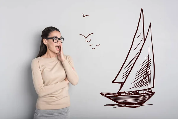 Emocional chica buscando impresionado mientras ver un hermoso barco — Foto de Stock