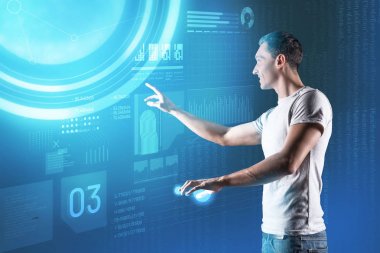 Şeffaf bir ekran dokunarak süre gülümseyen veri bilim adamı