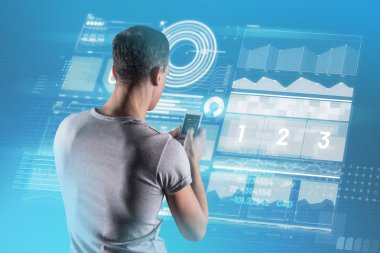 Mobil geliştirici bir akıllı telefon çalışırken holding