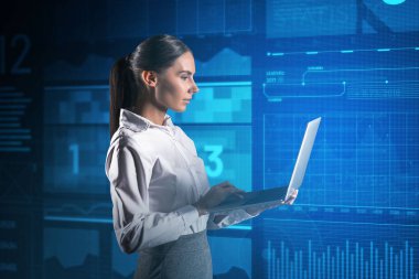 Holding modern bir dizüstü bilgisayar ve ekrana bakarak akıllı programcı