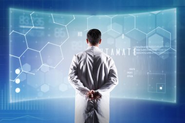 Şeffaf bir ekran önünde duran ve düşünme ciddi doktor